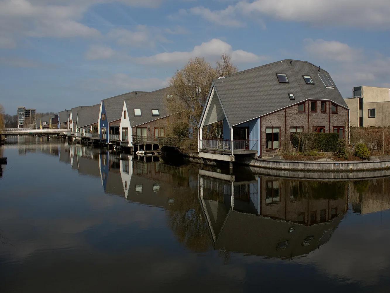 Woonhuizen aan het water in de Eilandenbuurt in Almere Buiten