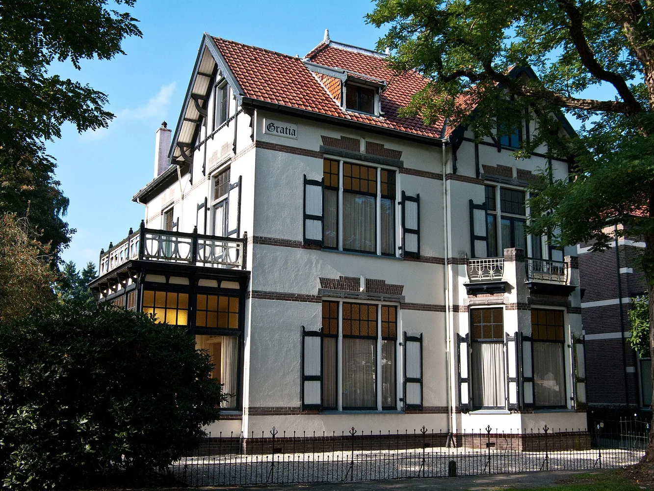 Statige villa met rood pannendak en houten details in Apeldoorn