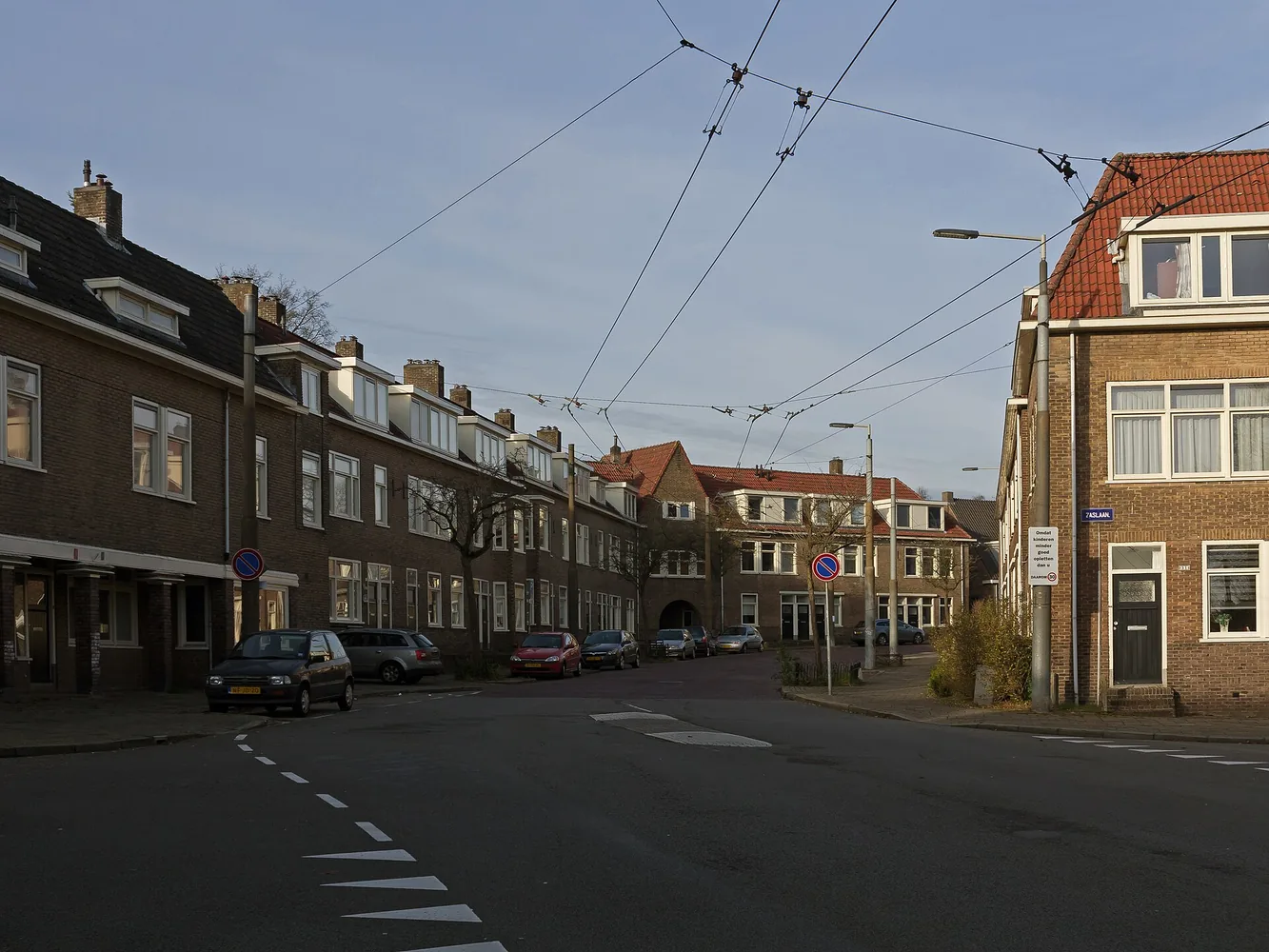 Rijtjeshuizen van baksteen in de wijk Geitenkamp in Arnhem