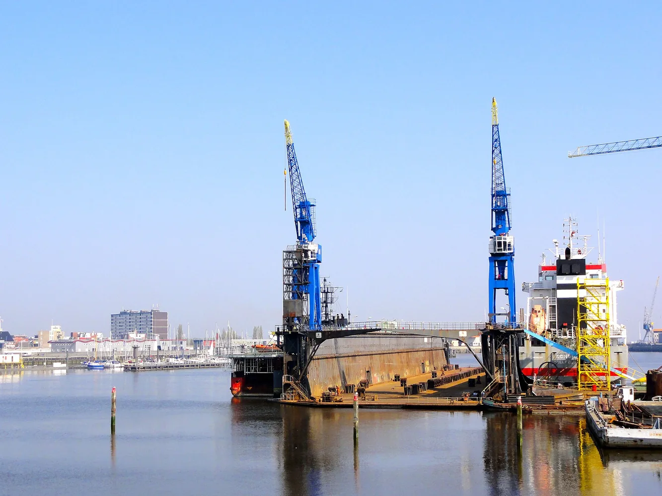 Haven van Delfzijl met droogdok en blauwe kranen