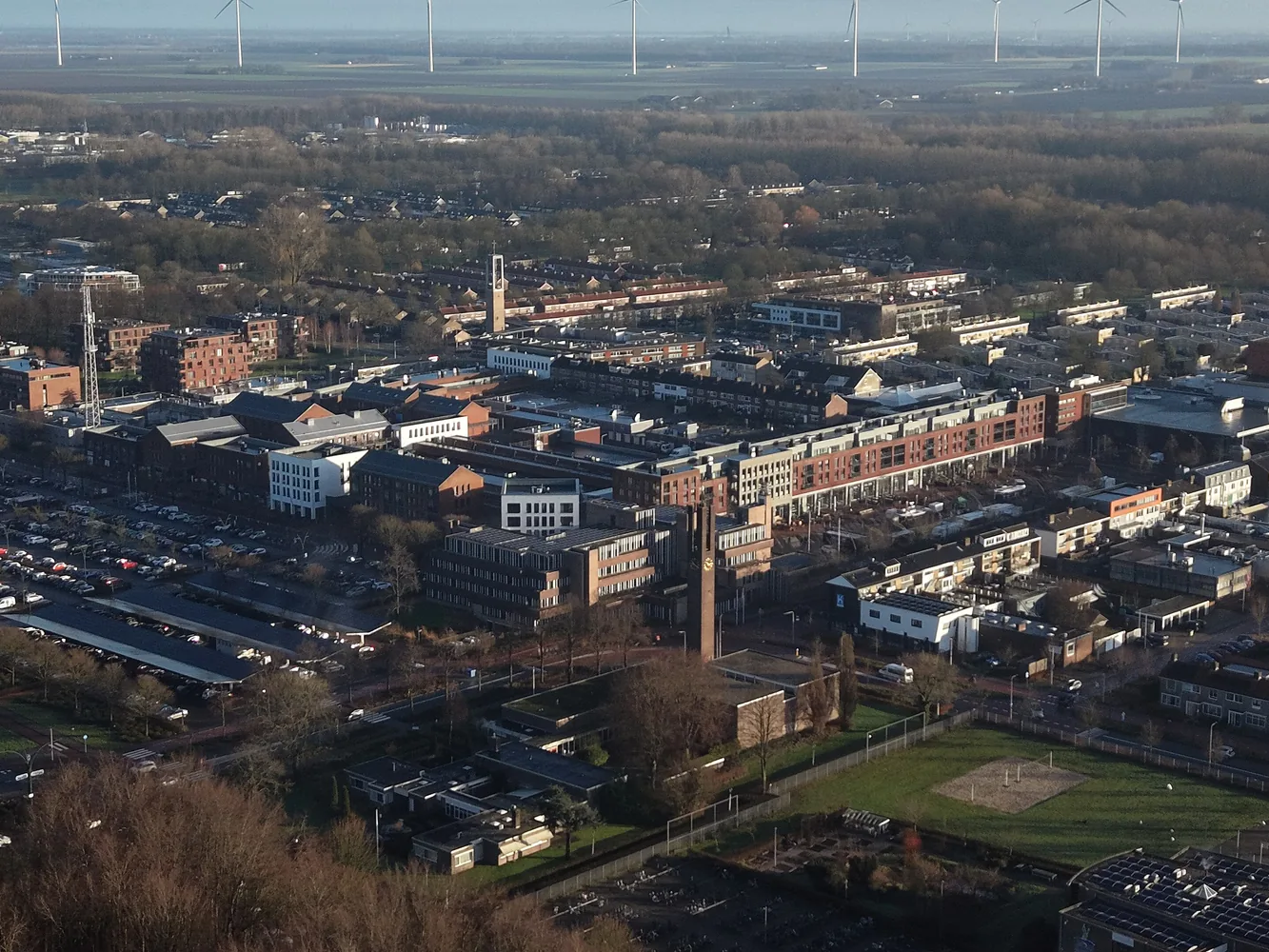 Luchtfoto van het centrum van Dronten met windmolens op de achtergrond