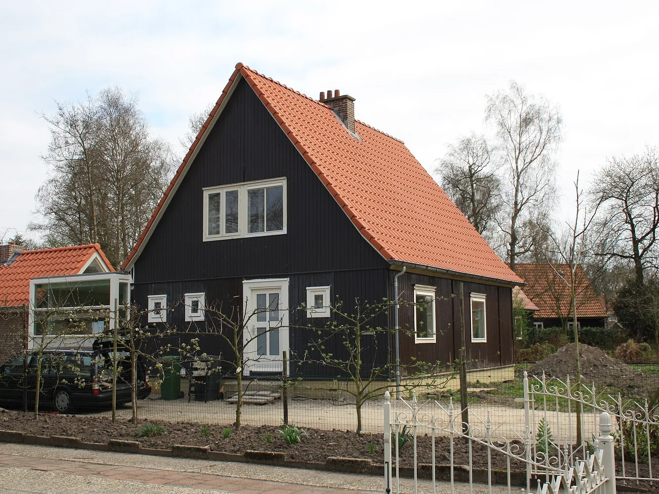 Houten woning met rood pannendak in Emmeloord, Noordoostpolder