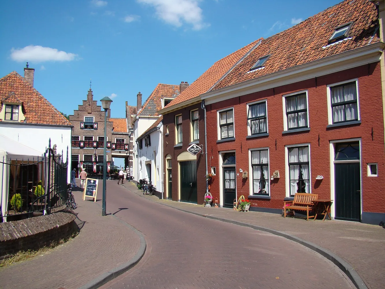 Straat met rode en witte huizen in de oude binnenstad van Hattem