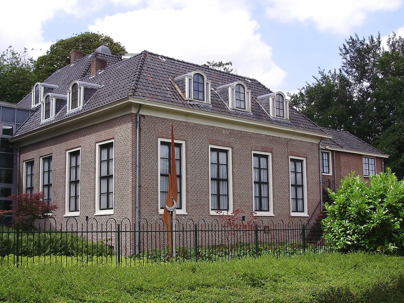 Herema State, een herenhuis van baksteen met erkers in Joure