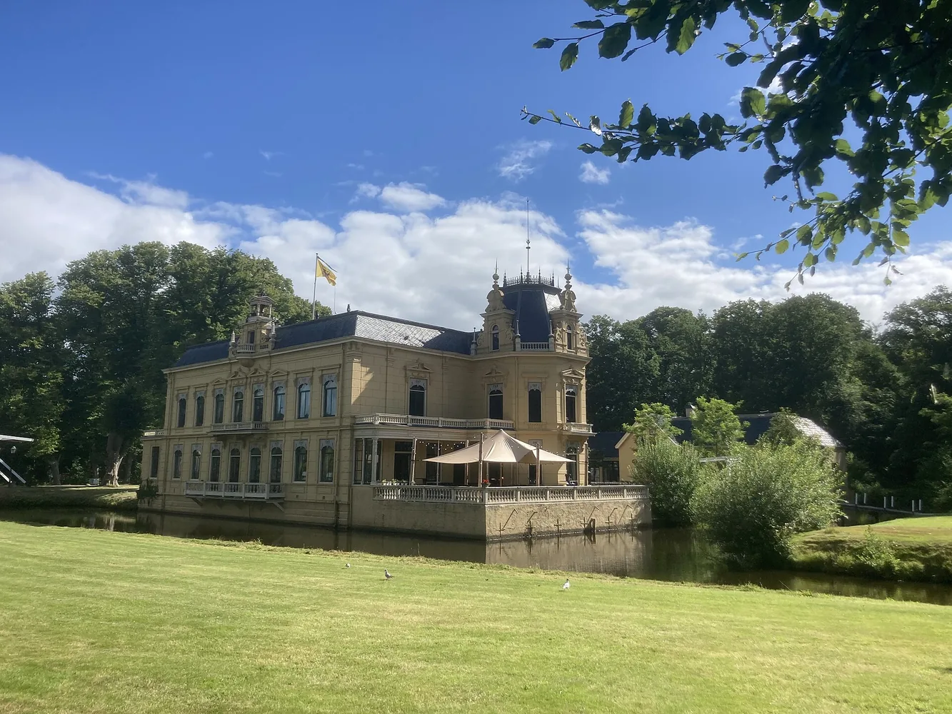 Kasteel Nienoord in Leek omringd door water en bomen