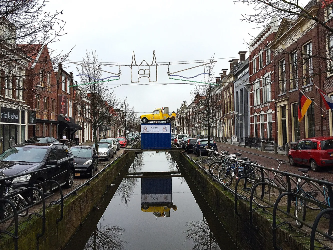 Grachtenhuizen langs een gracht in het centrum van Sneek