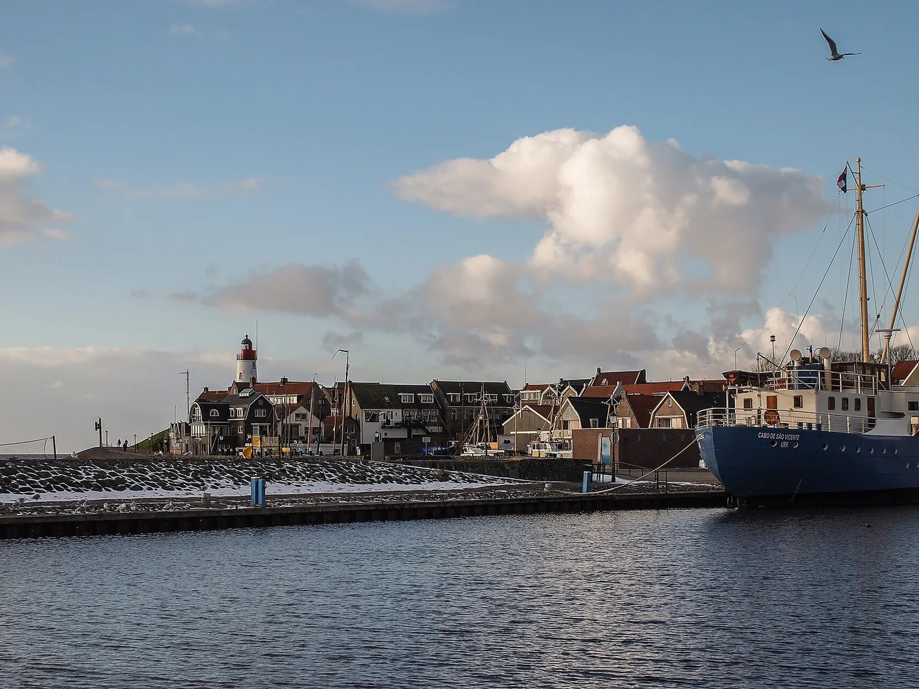 Haven van Urk met de vuurtoren en de huizen van het Oude Dorp