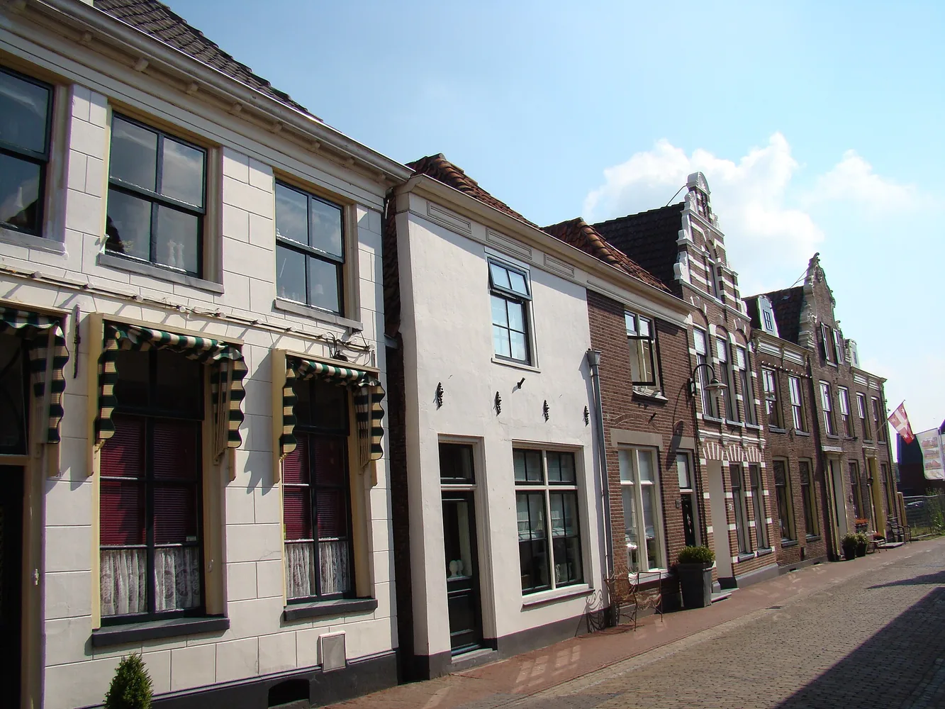 Smalle straat met witte en rode huizen in het oude Vollenhove