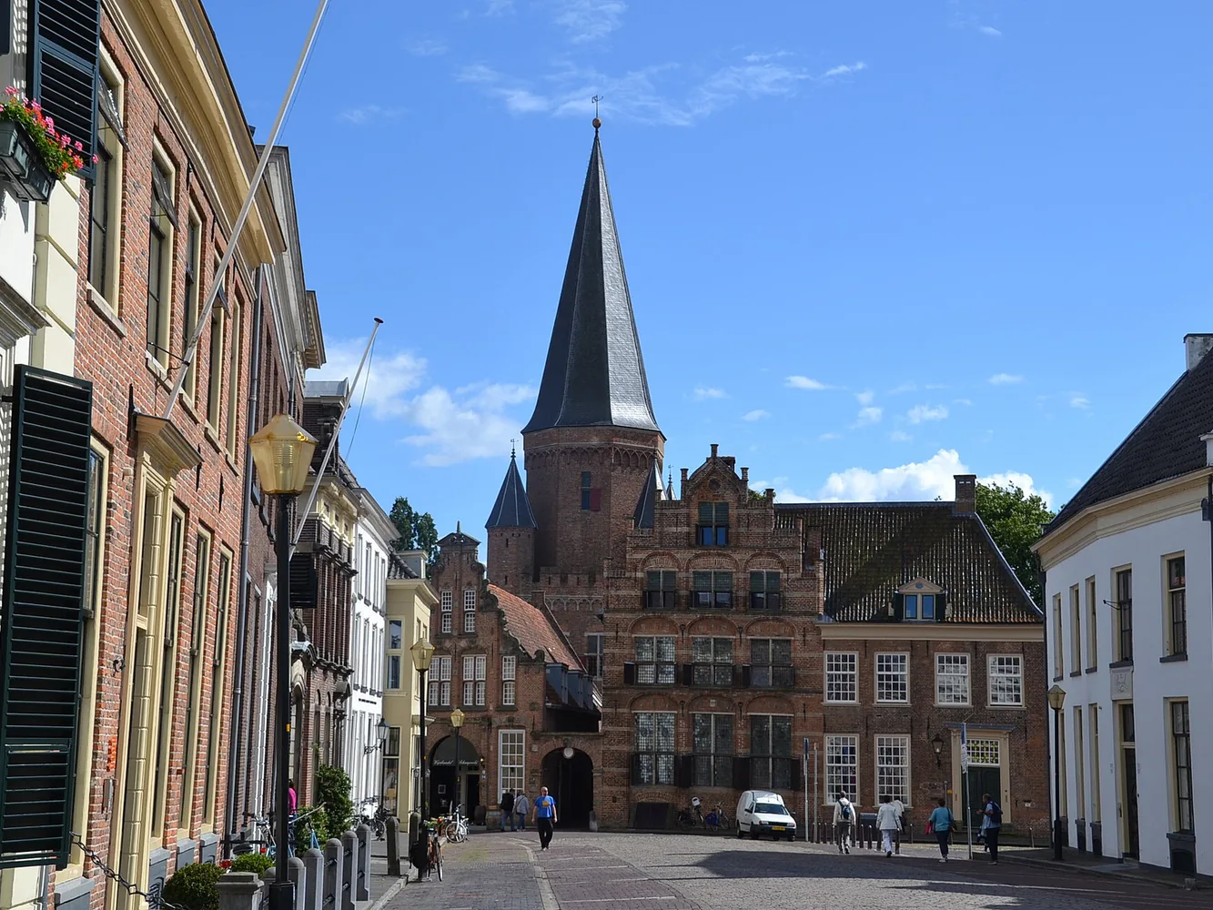 De Drogenapstoren in de binnenstad van Zutphen met monumentale gevels
