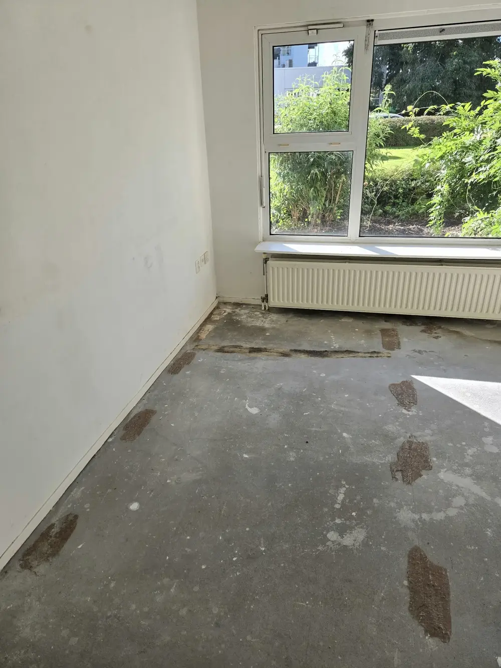 Lege woonkamer na ontruiming en bezemschoon opleveren door Woningontruiming Plus